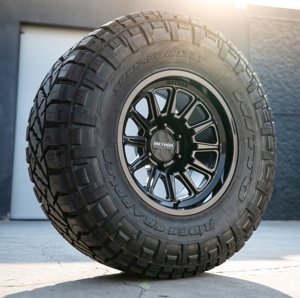 Llanta 323 Gloss Black 5x127 R17 Offset -38 mm – Method Race Wheels