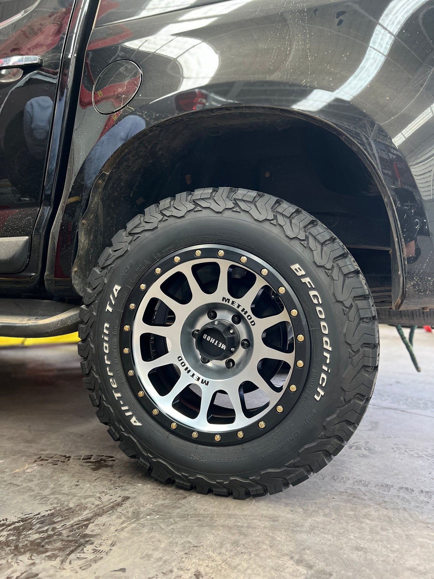 Llanta 305 Machined Black Lip 6x139.7 R18 Offset -12 mm – Method Race Wheels