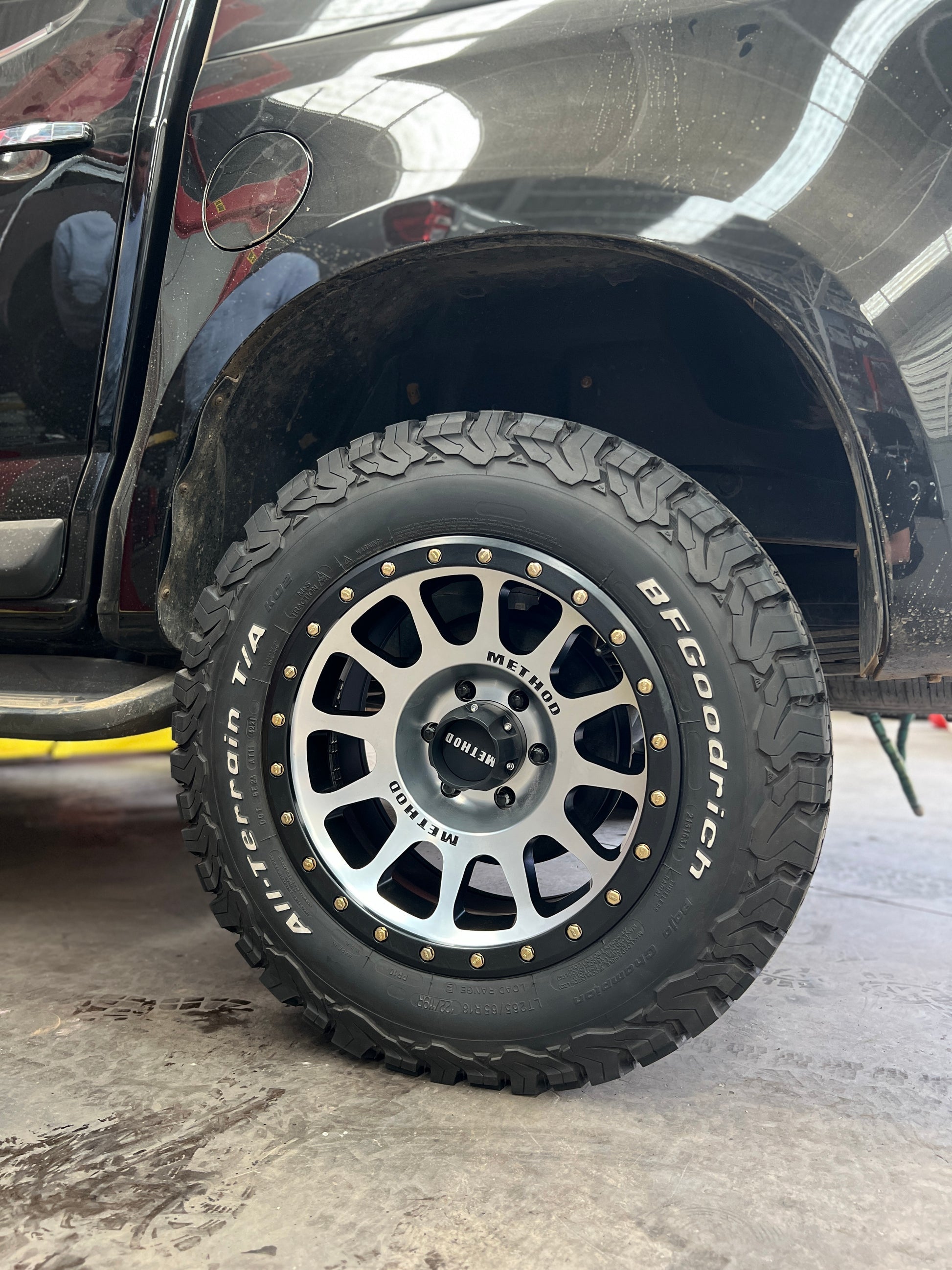 Llanta 305 Machined Black Lip 6x139.7 R18 Offset -12 mm – Method Race Wheels