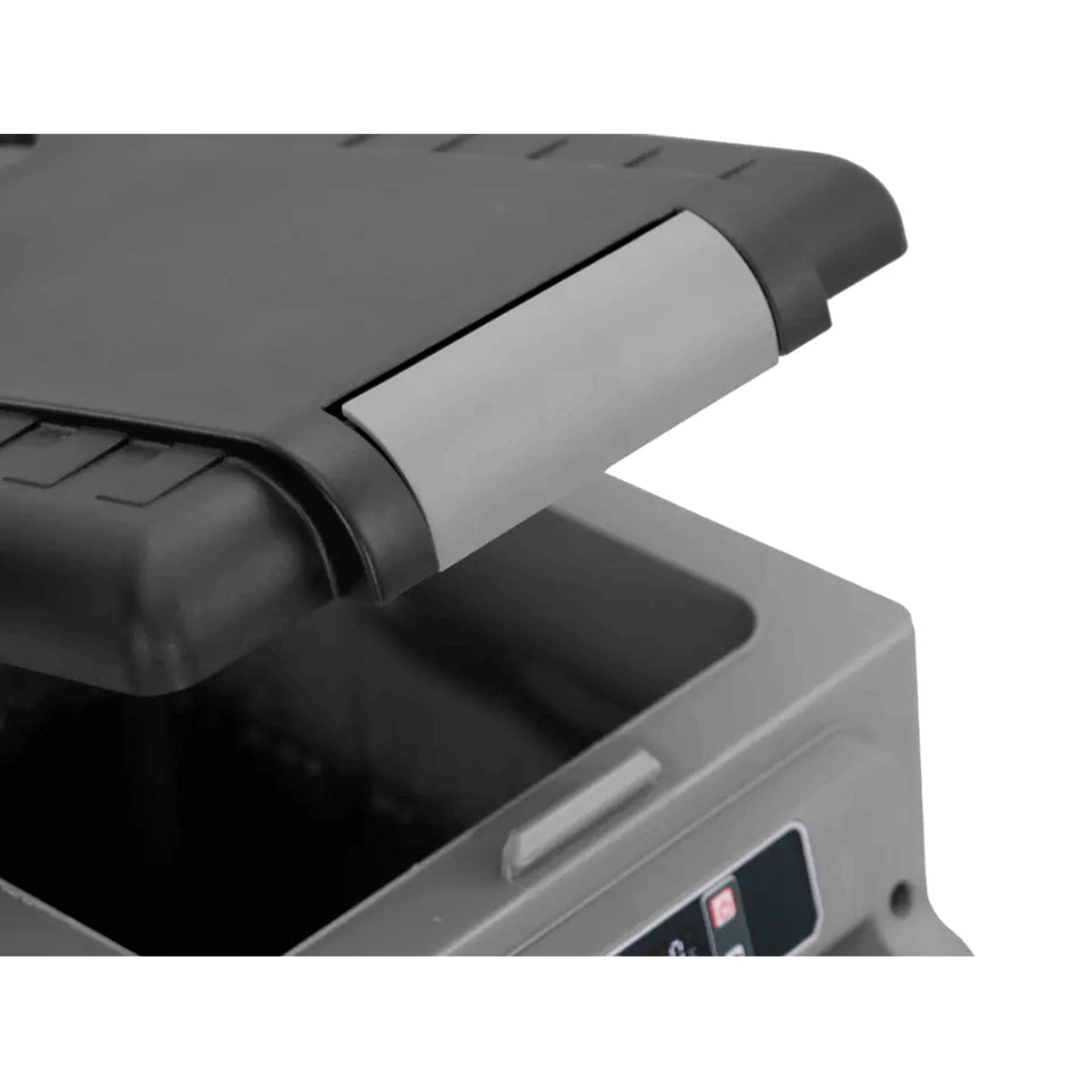 Detalle de tapa abierta del refrigerador portátil Alpicool CF55 en color gris oscuro
