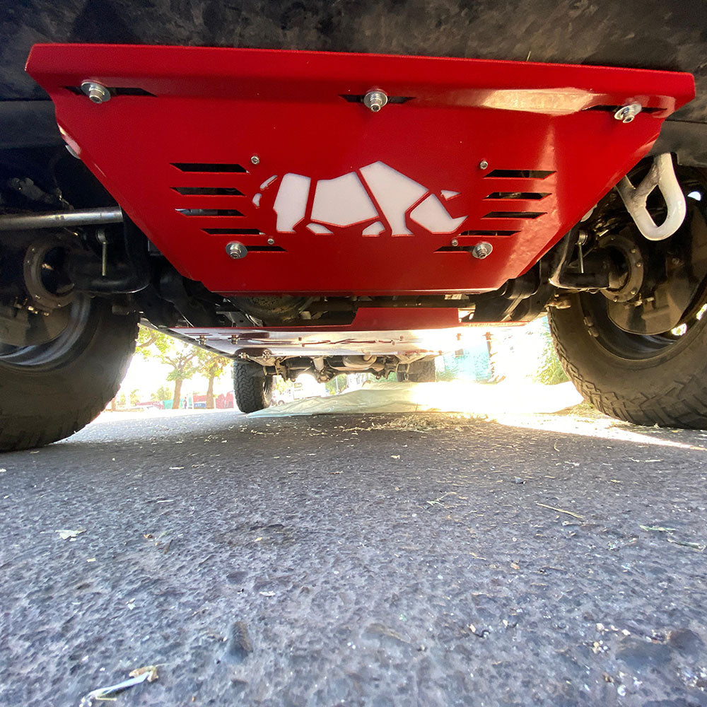 Cubre Carter Suzuki Jimny en color rojo, ideal para proteger el vehículo en terrenos difíciles