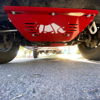 Cubre Carter Suzuki Jimny en color rojo, ideal para proteger el vehículo en terrenos difíciles