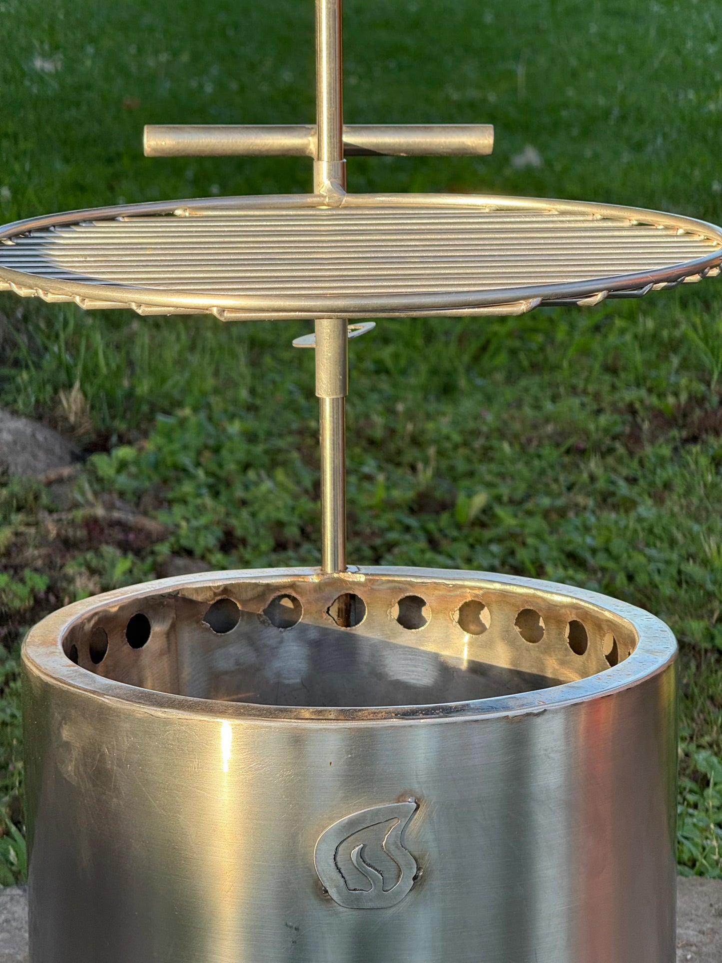Parrilla inoxidable Humos para camping con diseño ajustable y cuerpo resistente para asados al aire libre