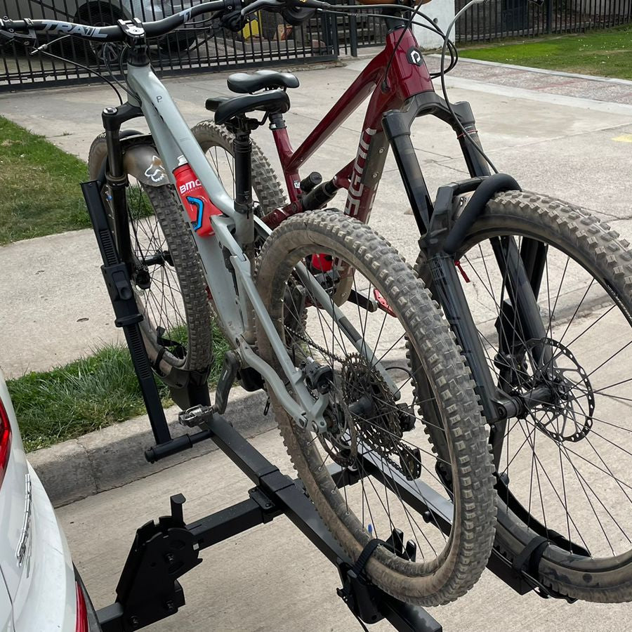 Portabicicleta eBikes AndesRacks montado en un vehículo con bicicletas de montaña listas para viajar.