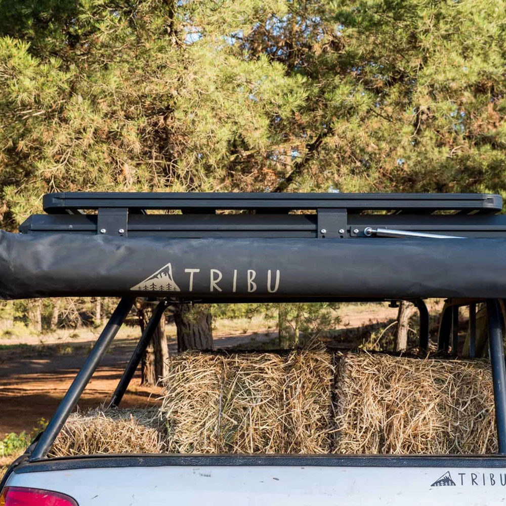 Toldo Lateral TRIBU instalado en un vehículo, ideal para cubrir espacios al aire libre