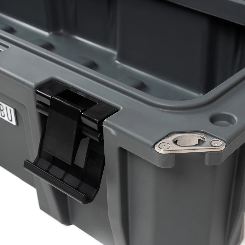 Primer plano Toolbox TRIBU gris con cierre negro y cantonera metalica reforzada para herramientas